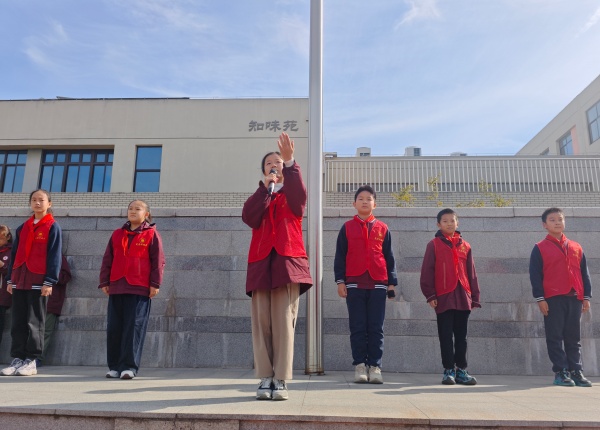 晨光映国旗，学习伴成长
